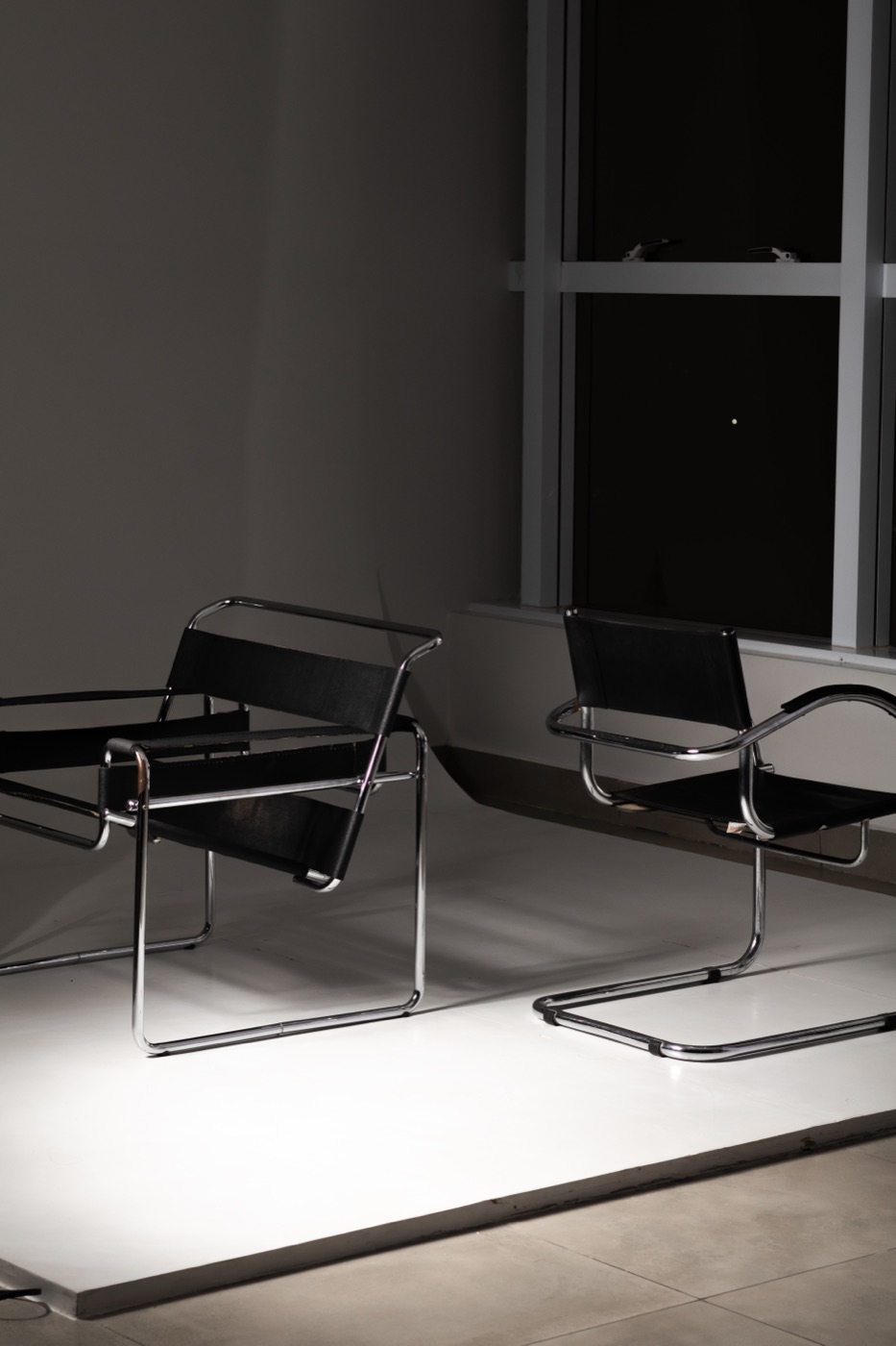 Poltrona Wassily e cadeira Cantilever em luz dramática