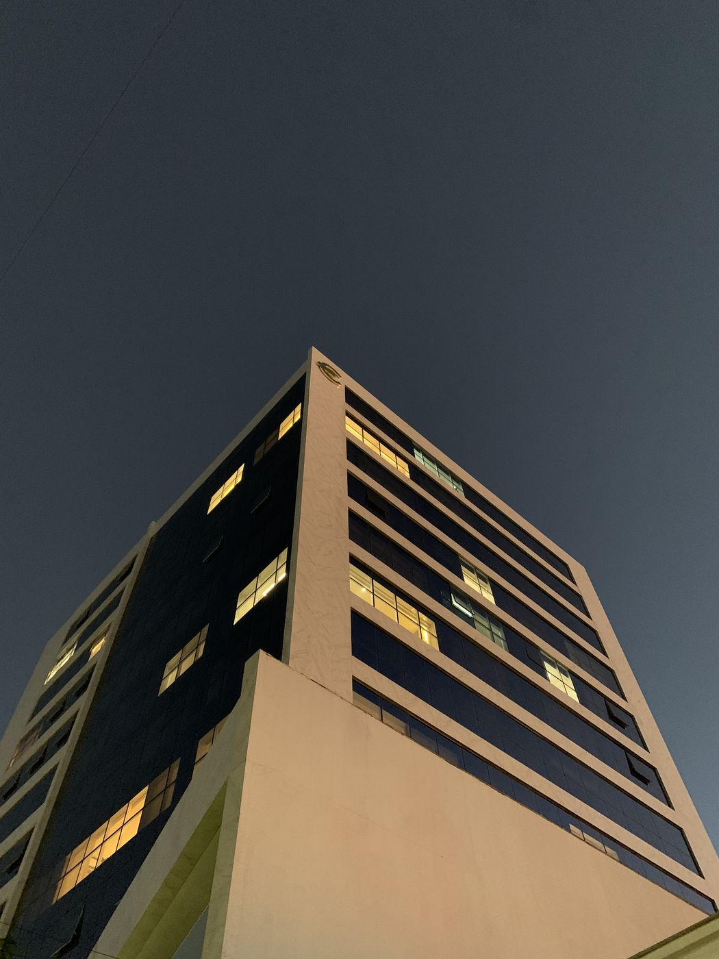 Fachada do São Francisco Business Tower à noite com as janelas acesas