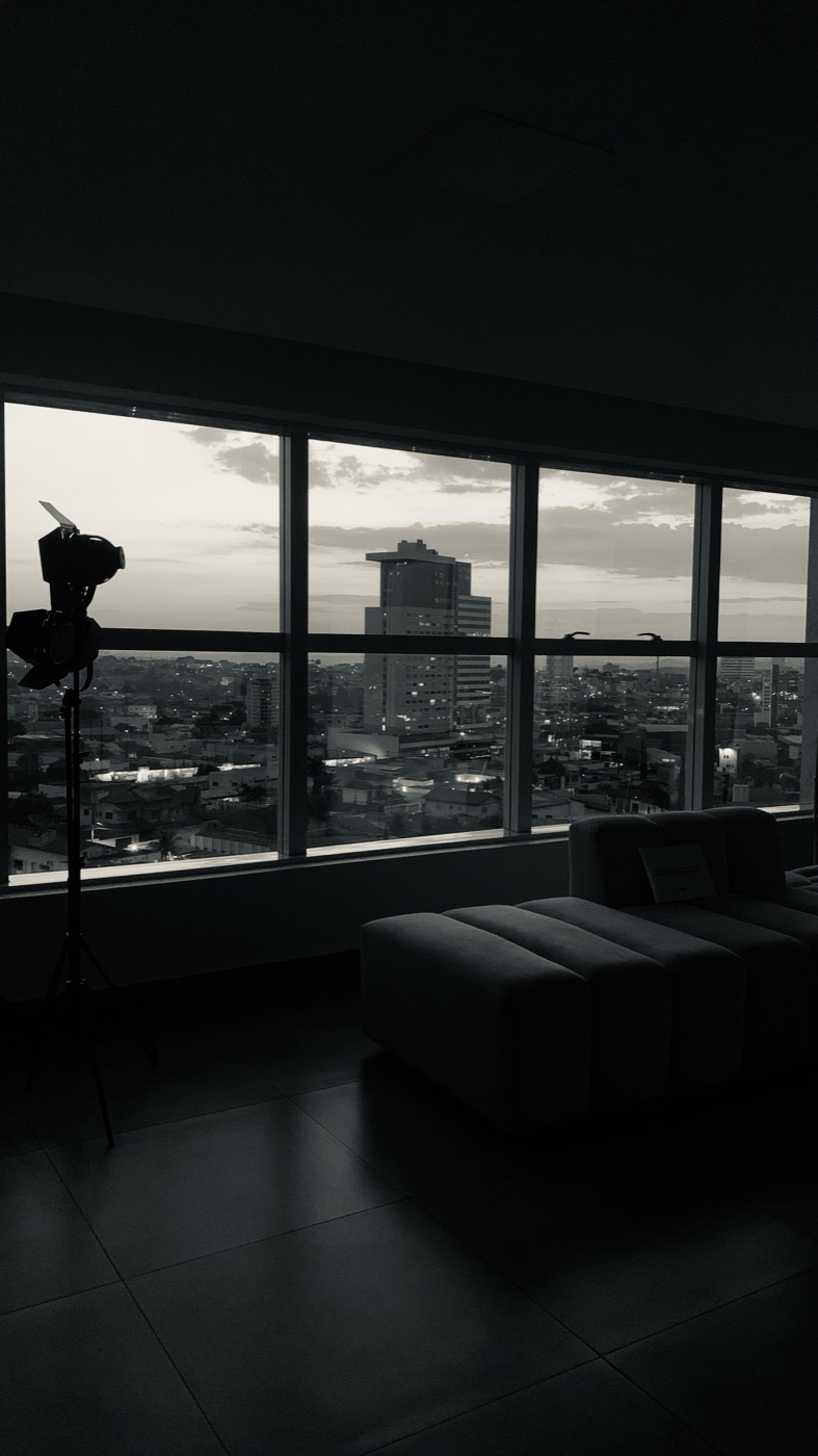 Vista panorâmica da cidade pelas janelas do estúdio ao entardecer